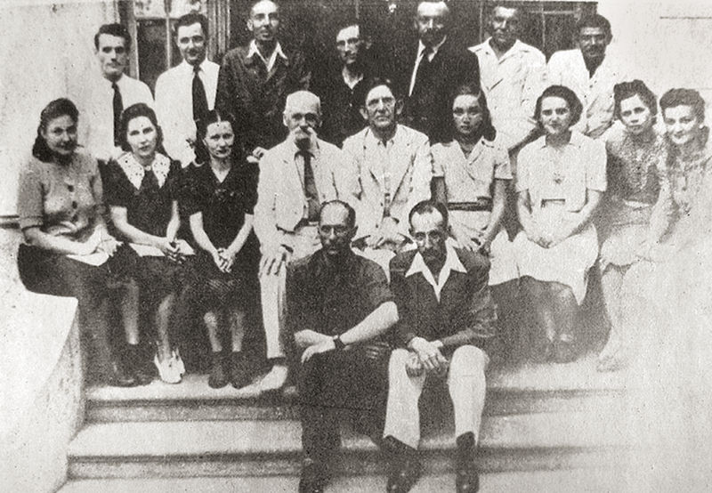 Снимок инициативной группы Литературно-художественного кружка имени августейшего поэта К.Р. Июль 1943 года