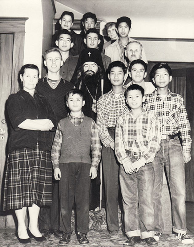 Иоанн Шанхайский с детьми приюта святителя Тихона Задонского в Сан-Франциско. Здесь же располагались его келья и храм, где он совершал литургию 