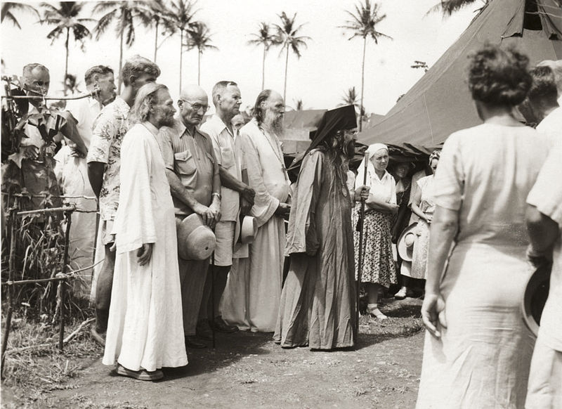 Святитель Иоанн с прихожанами перед входом в палаточный храм на острове Тубабао 