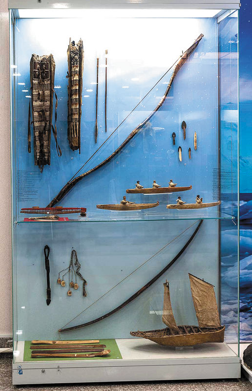 Орудия промысла (луки, стрелы, колчаны, наконечники гарпунов) и модели алеутских лодок. Вторая половина XIX в.