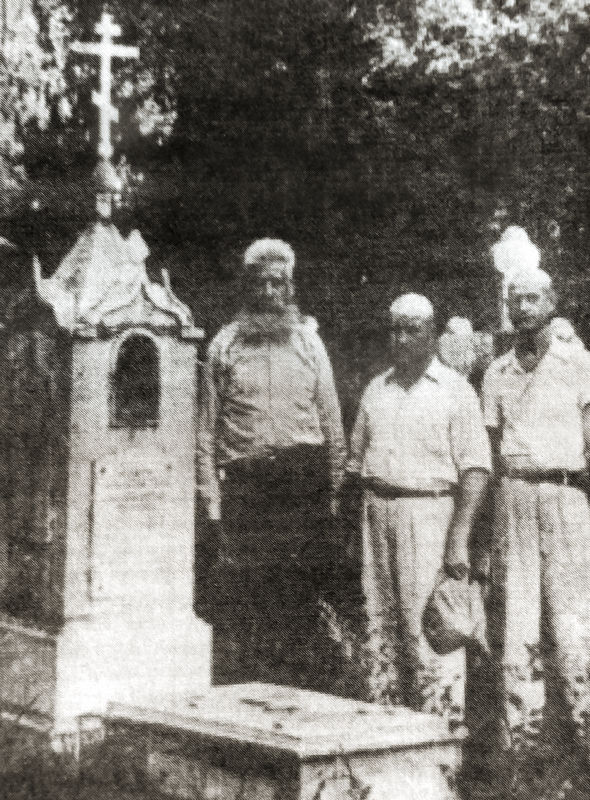 А.Ф. Марковцев, Т.И. Шадрин, С.П. Милашич у могилы епископа Иосифа на Успенском кладбище в новом городе в Харбине. Конец 1950-х