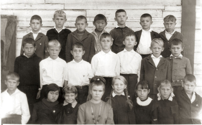Учитель С.И. Вишнякова с учениками 3-го класса школы № 2 Комсомольска-на-Амуре.1982 г.