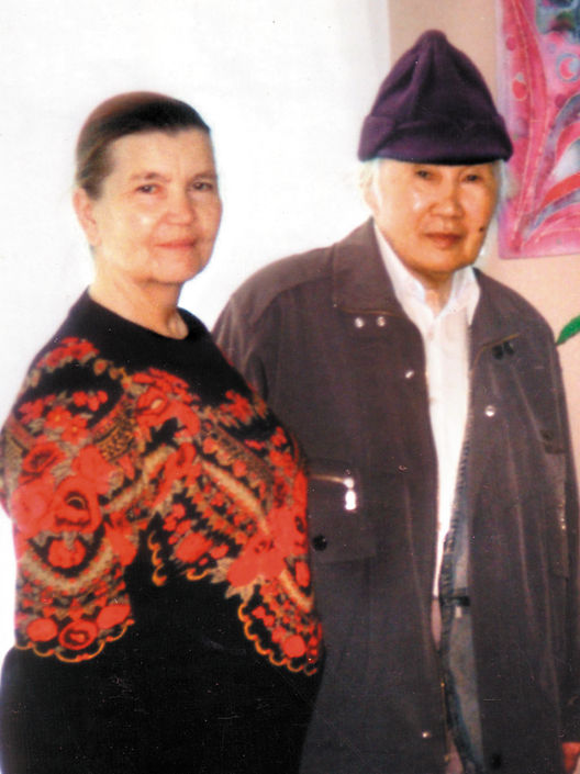 С.И. Вишнякова и художник А.И. Гейкер на выставке в музее изобразительных искусств Комсомольска-на-Амуре. 2008 г.