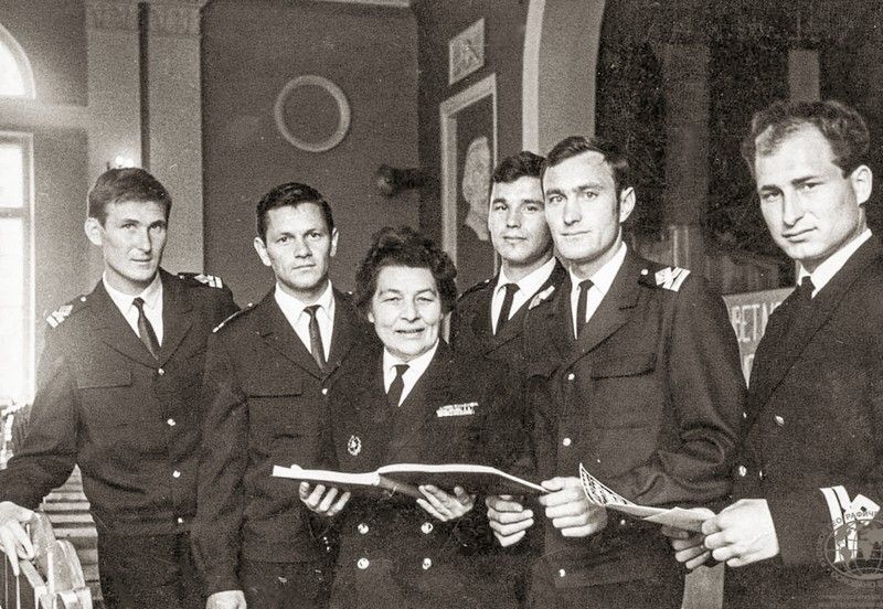 А.И. Щетинина с выпускниками ДВВИМУ. 1967