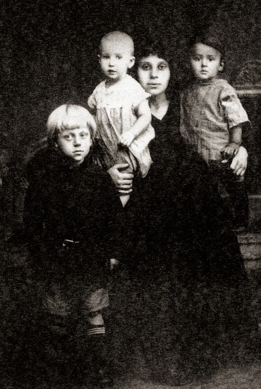 Слева направо: Виктор (при рождении имя Вир, сын Н.Н. Матвеева-Бодрого), Татьяна (дочь Зотика Николаевича Матвеева), Зоя (дочь Н.П. Матвеева-Амурского, сестра Венедикта), Зангвильд. Зоя держит Татьяну и Зангвильда. Владивосток, ок. 1920 г.