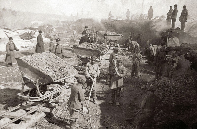 Работа каторжан на хребте Хехцир при постройке Уссурийской железной дороги. Зима. 1896–1897