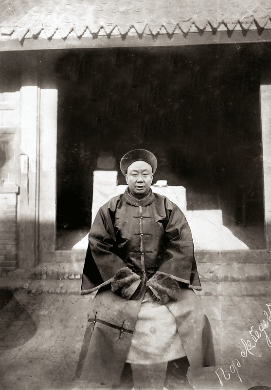 Китайский чиновник в полуофициальной зимней одежде.  Ст. Куаньченцзы. 1901