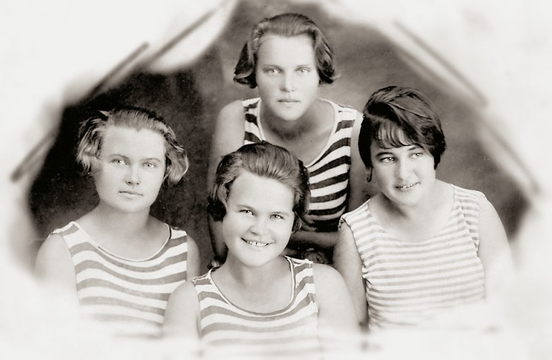 В центре – Юлия Шестакова. Сестры Юлии Алексеевны (слева направо) Нина и Нюра, подруга Таня. Начало 1930-х