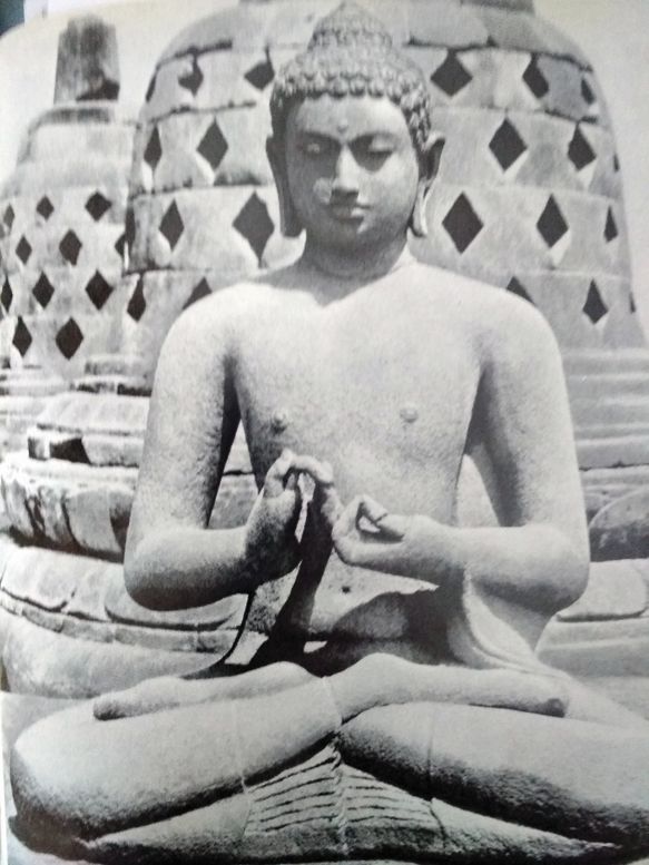 Открытая статуя Будды на круглом верхнем ярусе храма Боробудур