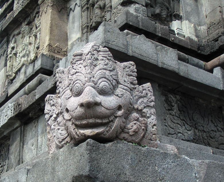 Водослив в виде головы Макара в буддийском храме Боробудур