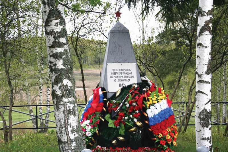 Старый памятник на месте братской могилы ленинградцев-блокадников в городе Александрове