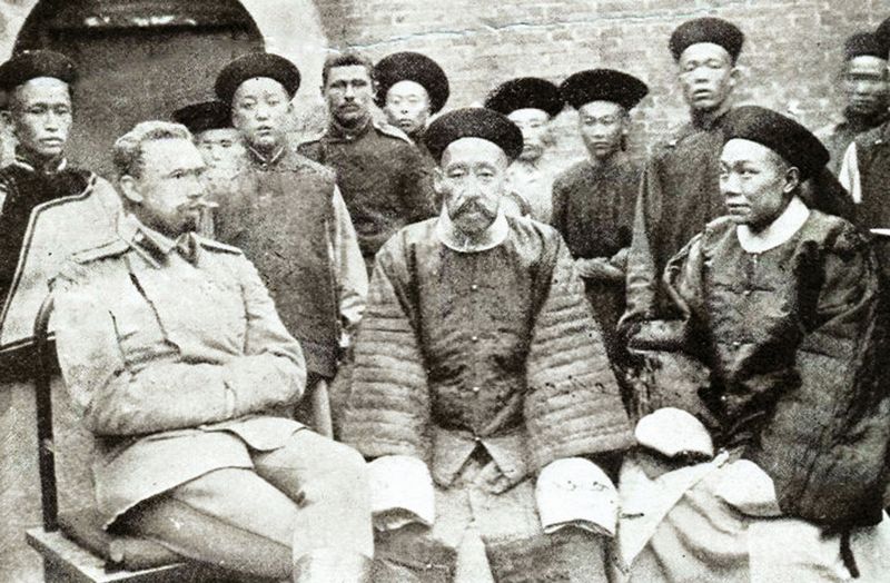 Подполковник Генерального штаба А.Ф. Богданов (слева) и Шоу Шань (в центре)