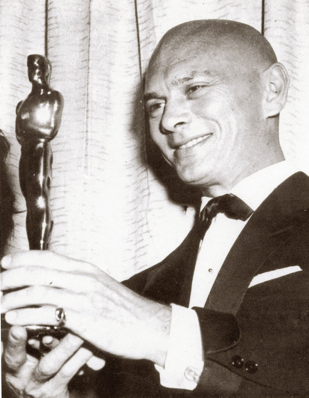 Когда Анна Маньяни вручила Юлу «Оскар», он схватил статуэтку и скромно улыбнулся: «Надеюсь, это не ошибка, потому что я вам ее не отдам». Голливуд, 1957