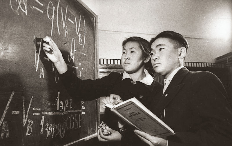 Учащиеся III курса отделения народов Севера при пединституте нивхи И. Лава и Г. Тактамунка. 1952