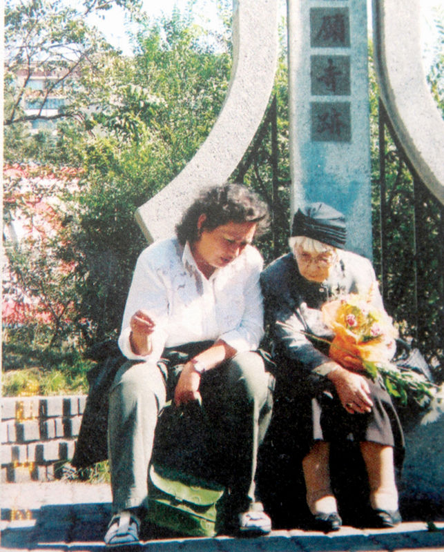 Зоя Моргун и Тоидзуми Ёнэко у памятного знака на месте храма Урадзио Хонгандзи. 2003