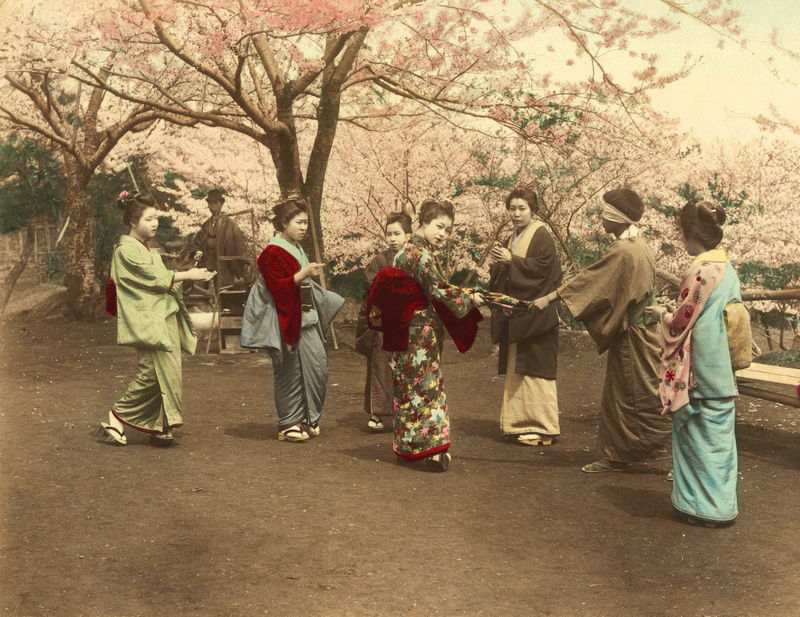 Кусакабэ Кимбэй. Игра в жмурки в парке Ногэяма, Йокогама. 1880–90-е. Альбуминовый отпечаток, раскраска. Из собрания МАММ