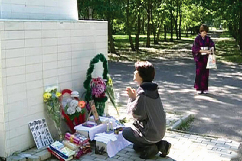 Делегация Японии в Ивановке. У мемориала «Покаяние»