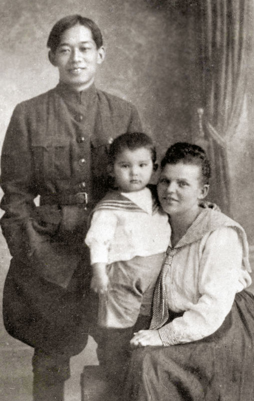Владимир Николаевич Тифонтай с женой А.Н. Беляевой и сыном Кириллом. 1924