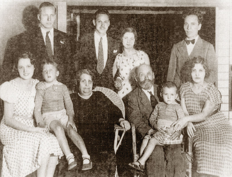 Кобе (Япония). Н.П. и М.Д. Матвеевы и дети, которые выросли в эмиграции. 1936