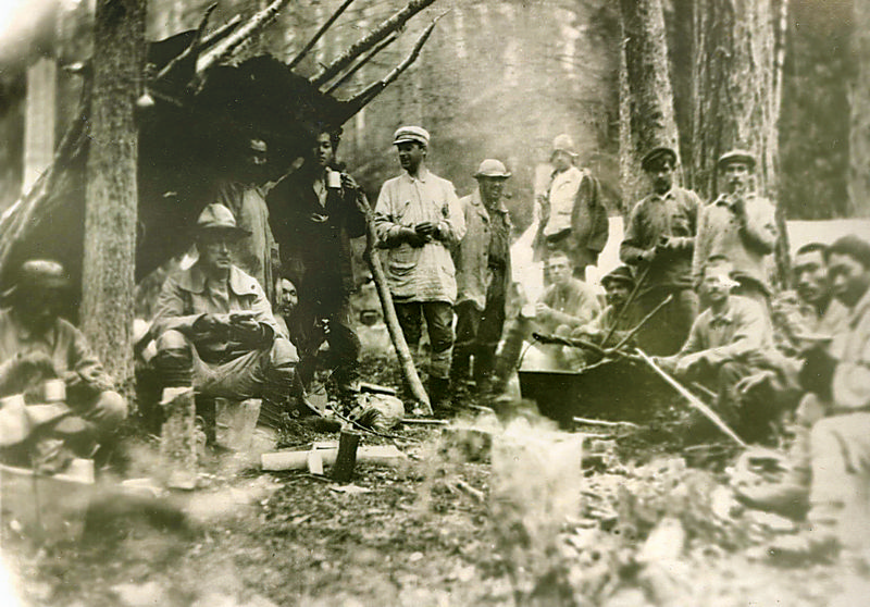 В.К. Арсеньев (второй слева) с участниками экспедиции по маршруту Советская Гавань – Хабаровск