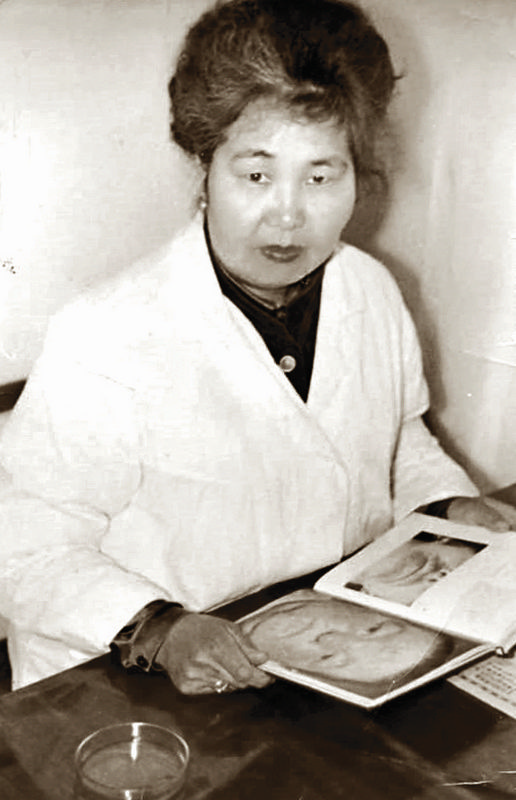 Зоя Ивановна  Сандаш – врач-дерматолог. Тында. 1980-е