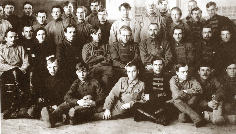 Штаб 2-й Приамурской стрелковой дивизии. В центре второго ряда пятый справа – Я.З. Покус