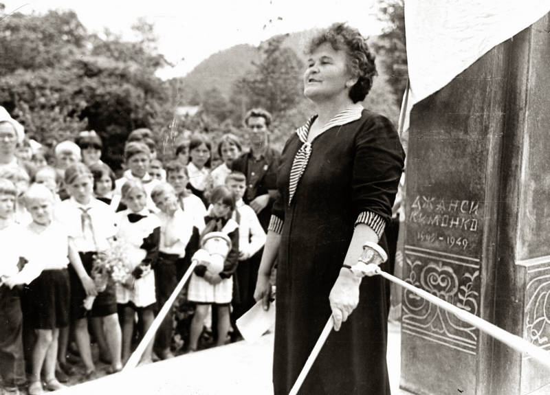 Выступление Ю.А. Шестаковой перед школьниками и жителями села Гвасюги района имени Лазо на открытии памятника Джанси Кимонко. 1975