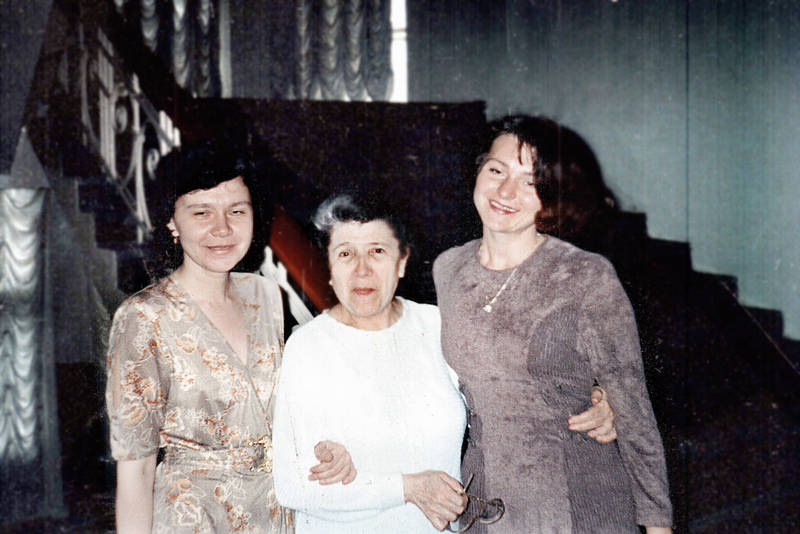 Мэри Симховна Лебензон (в центре) и Елена Нагорная
