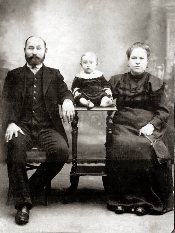Аверьян Ефремович Архипов, его жена Ирина Григорьевна, внук Аркадий.  Благовещенск. Весна 1914-го 