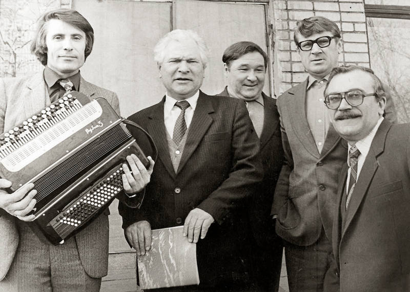 Слева направо: композитор Николай Лошманов, неизвестный, Николай Фотьев, амурские писатели Борис Машук и Игорь Игнатенко