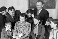 Биробиджан. 1952. Ю. А. Шестакова и А. С. Пришвин (стоит справа) на встрече с юными читателями